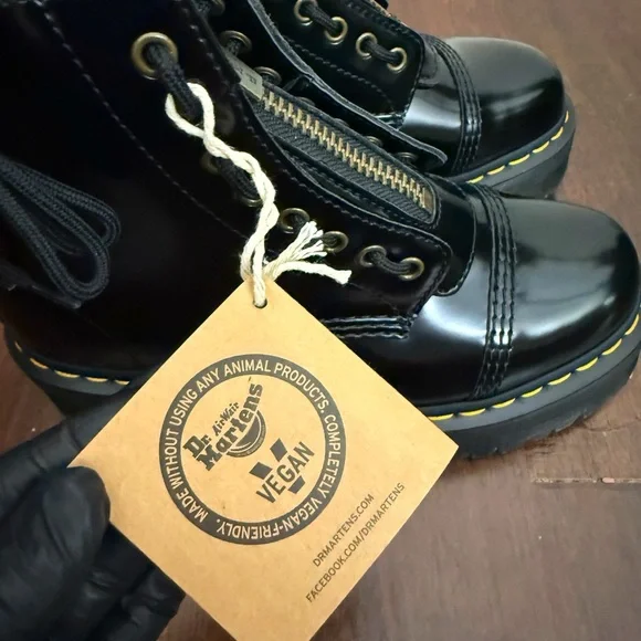 NWT Dr. Martens Sinclair Vegan Patent Leather boots in black Size 8 - Picture 16 of 16
